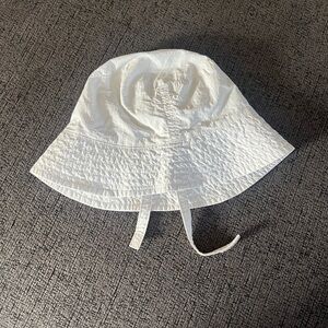 Old Navy White Bucket Hat Textured Design